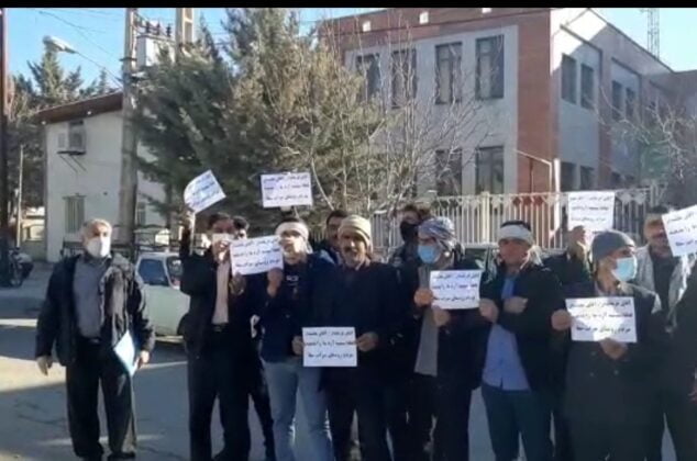 فیلم تجمع اعتراضی اهالی روستای سراب سقا الشتر به قطع سهمیه آرد
