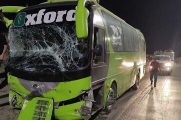 تصادف تریلی با اتوبوس در «خرم‌زال»۱۳ مصدوم و یک کشته بر جا گذاشت
