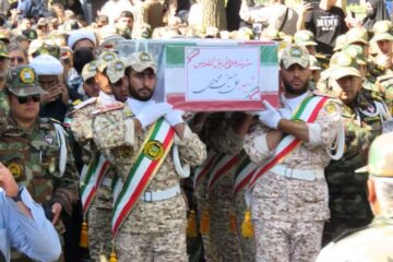 تشییع پیکر شهید امیر سرتیپ علیحسین محمدی با حضور گسترده مردم و مسئولین بروجرد+تصاویر