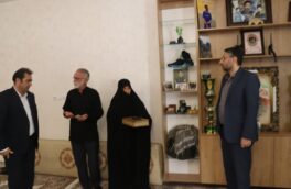 تجلیل بانک رفاه کارگران لرستان از خانواده شهید «امیرحسین طولابی»