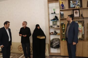 تجلیل بانک رفاه کارگران لرستان از خانواده شهید «امیرحسین طولابی»