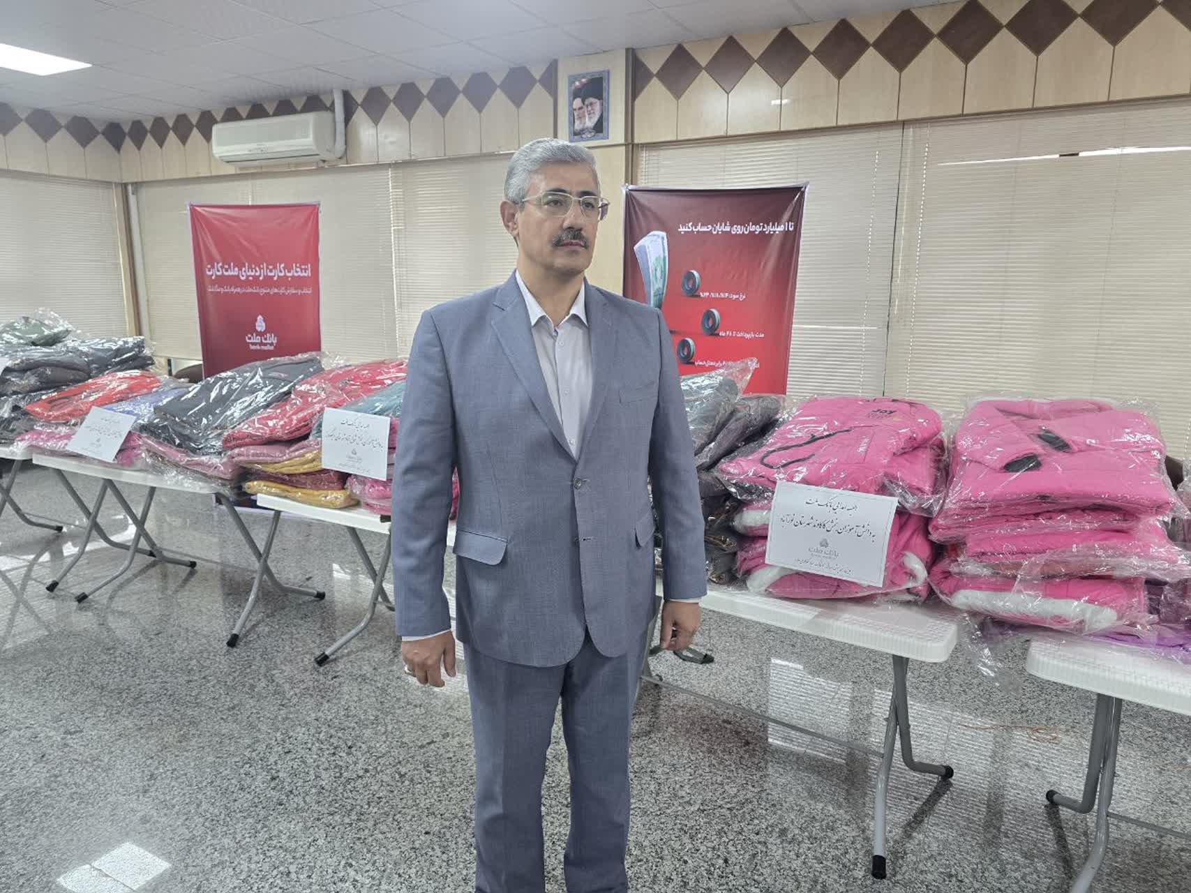 اهدای ۱۲۰ کاپشن گرم توسط بانک ملت به دانش‌آموزان مناطق محروم لرستان