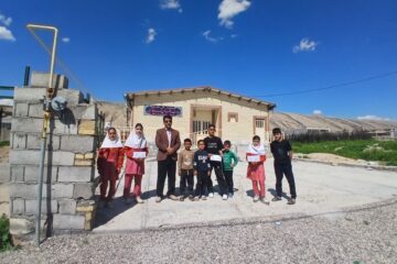 به نیابت از مدیر شعب بانک رفاه لرستان؛ تجلیل از دانش‌آموزان برتر مدرسه شهدای بانک رفاه کارگران کوهنانی کوهدشت