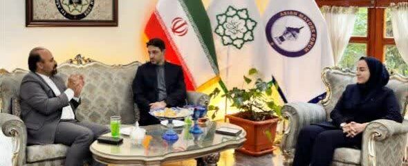 اهدای حکم ریاست کمیته «فرهنگ و گردشگری شهری» مجمع شهرداران آسیایی به شهردار خرم‌آباد