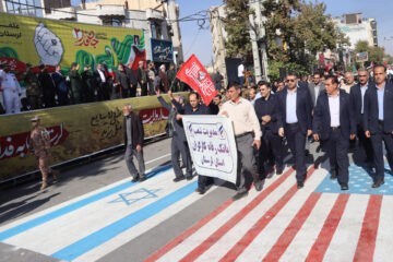 دکتر شاپور علیزاده: کارکنان بانک‌ها در سنگر اقتصادی کشور، همگام با رزمندگان و در مسیر خدمت به مردم ایفای نقش می‌کنند.  به گزارش  طلوع افلاک ؛مدیر شعب بانک رفاه کارگران استان لرستان با همراهی جمعی از مدیران و کارکنان این بانک در رزمایش بزرگ ۱۰۰ هزار نفری «جان‌فدای ایران» در لرستان حضور یافت و بر نقش نظام بانکی در پشتیبانی اقتصادی کشور، خدمت‌رسانی به مردم و حفظ پایداری اقتصادی تأکید کرد.  به گزارش روابط عمومی مدیریت شعب بانک رفاه کارگران استان لرستان، دکتر شاپور علیزاده، مدیر شعب استان، به همراه محمود محسنی، معاون مدیریت شعب، عبدالرضا کزازی، مسئول حراست، نصرت رشیدیان، مسئول بازرسی، جمعی از رؤسای شعب و کارکنان بانک رفاه کارگران شهرستان خرم‌آباد، در رزمایش بزرگ «جان‌فدای ایران» شرکت کردند.  این رزمایش با شعار محوری «علمدار ولایت، لرستان به فدایت» و با حضور اقشار و اصناف مختلف مردم در خرم‌آباد و دیگر شهرهای استان برگزار شد و جلوه‌هایی از مشارکت اجتماعی و همراهی مردم در یک رویداد ملی را به نمایش گذاشت.  کارکنان بانک‌ها؛ رزمندگان سنگر اقتصادی کشور  دکتر شاپور علیزاده در حاشیه این رزمایش با اشاره به مسئولیت نظام بانکی در پشتیبانی از اقتصاد کشور اظهار کرد: ما به‌عنوان بازوان مالی دولت در نظام بانکی، همچون رزمندگان در میدان دفاع و مردم در صحنه، در سنگر اقتصادی کشور ایفای نقش می‌کنیم و با خدمت‌رسانی به مردم شریف، نجیب و ولایتمدار ایران، در مسیر پاسداری از نظام جمهوری اسلامی و تقویت بنیان‌های اقتصادی کشور گام برمی‌داریم.  وی با اشاره به ایستادگی رزمندگان ایران در برابر دشمن افزود: رزمندگان کشورمان در میدان نبرد با شجاعت و ایثار در برابر دشمن ایستادگی کردند و دلاورمردان ایران در عرصه‌های زمین، آسمان و دریا، توان دفاعی و اراده ملی کشور را به نمایش گذاشتند؛ به‌گونه‌ای که به اعتقاد وی، محاسبات دشمنان و تحلیل‌های مربوط به توانمندی‌های آنان با چالش مواجه شد.  مدیر شعب بانک رفاه کارگران لرستان تأکید کرد: در کنار مجاهدت نیروهای مدافع کشور، استمرار خدمات‌رسانی به مردم، حمایت از فعالیت‌های اقتصادی و حفظ پویایی نظام مالی نیز از مسئولیت‌های مهم کارکنان شبکه بانکی است؛ مسئولیتی که در شرایط حساس کشور اهمیت دوچندان پیدا می‌کند.  قدردانی از مدافعان امنیت و مردم لرستان  علیزاده در ادامه با اشاره به سابقه رشادت رزمندگان در استان لرستان گفت: مردم این استان همواره شاهد دلاوری و ایثار رزمندگان، از جمله نیروهای مستقر در پادگان امام علی(ع)، بوده‌اند و به تلاش نیروهای انتظامی، دستگاه‌های اطلاعاتی و امنیتی و دستگاه قضایی که برای تأمین امنیت و آرامش مردم تلاش می‌کنند، افتخار می‌کنیم.  وی همچنین از مردم ایران و مردم قهرمان لرستان به‌دلیل حضور مستمر در اجتماعات و حمایت از رزمندگان قدردانی کرد و افزود: حضور ۲۴۰ شب مردم در خیابان‌ها، بنا بر اظهارات وی، جلوه‌ای از همراهی و پشتیبانی آنان از رزمندگان و اعلام همبستگی و تجدید بیعت با رهبری است. چنین مشارکتی می‌تواند در تقویت همدلی اجتماعی و انسجام ملی نقش‌آفرین باشد.  حضور مردم؛ پیامی از همبستگی ملی  مدیر شعب بانک رفاه کارگران لرستان با اشاره به برگزاری رزمایش «جان‌فدای ایران» تصریح کرد: این حضور را می‌توان نقطه عطف دیگری در اعلام همبستگی مردم، حمایت از رزمندگان مستقر در خط مقدم و تجدید بیعت با رهبری دانست؛ حضوری که در پاسخ به محاسبات دشمنانی صورت می‌گیرد که بر کاهش مشارکت مردم حساب کرده بودند.  رزمایش بزرگ ۱۰۰ هزار نفری «جان‌فدای ایران» از صبح ششم آبان‌ماه با حضور اقشار و اصناف مختلف در خرم‌آباد و دیگر شهرهای لرستان برگزار شد. در خرم‌آباد، مسیرهایی از محدوده پل اقتدار در شهرک پارسیلون، بلوار ولایت و خیابان انقلاب تا مصلای الغدیر برای اجرای برنامه‌ها در نظر گرفته شده بود.  همچنین در حاشیه این رویداد، نخستین تمبر یادبود رزمایش و پویش «جان‌فدا» در لرستان با حضور سردار علی فدوی، رئیس گروه مشاوران فرمانده کل سپاه پاسداران انقلاب اسلامی، رونمایی شد.  روابط عمومی مدیریت شعب بانک رفاه کارگران استان لرستان